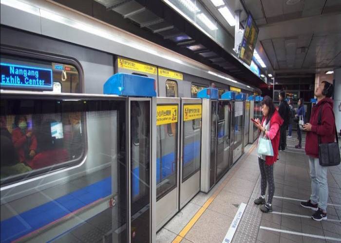 Di chuyển từ sân bay Đào Viên Đài Loan về trung tâm bằng tàu điện ngầm (MRT)