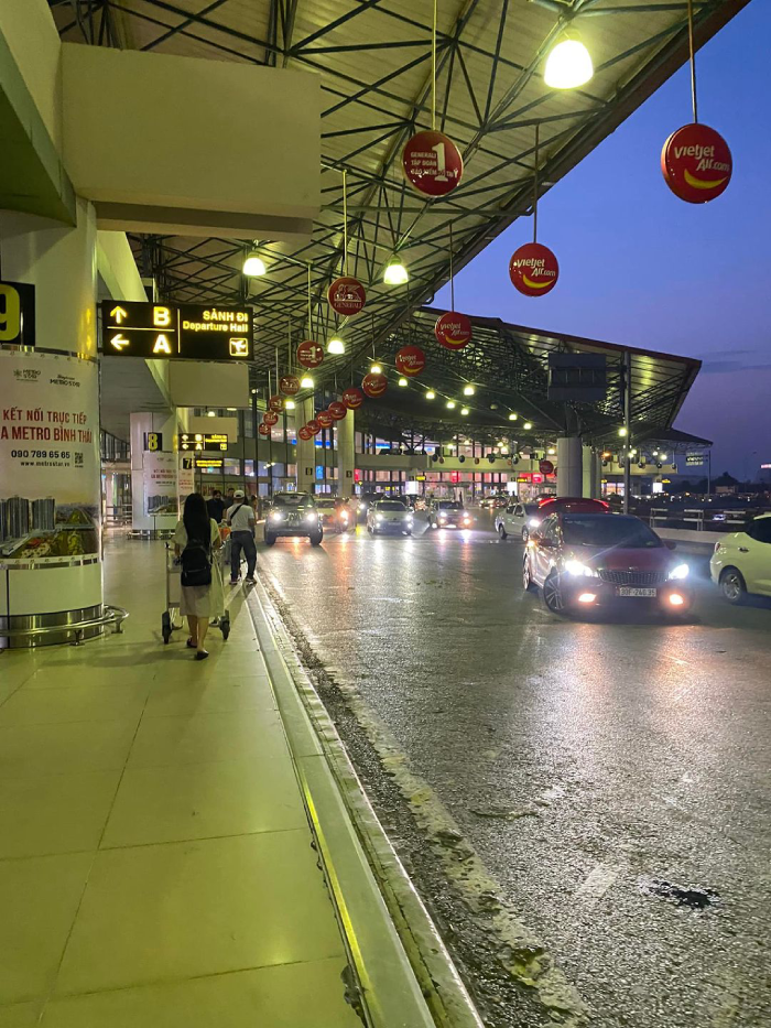 Di chuyển từ sân bay Nội Bài về Lăng Bác bằng xe đưa đón, xe tiện chuyến