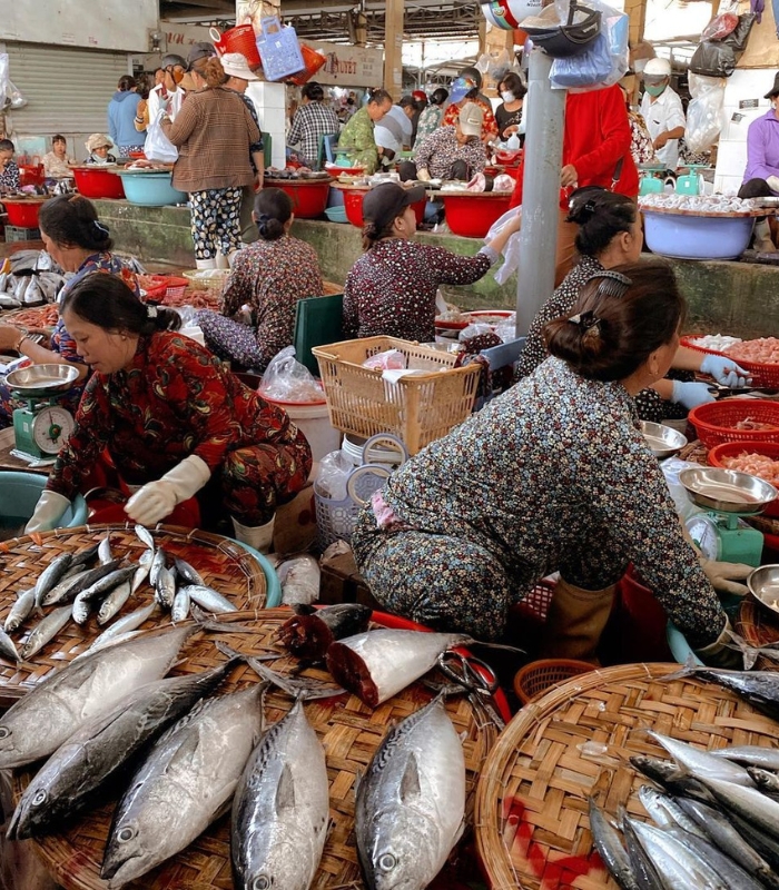 Đi Nha Trang mua quà gì - Bạn có thể ghé Chợ Xóm Mới Nha Trang mua hải sản tươi