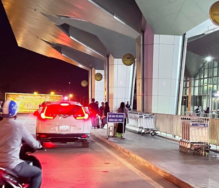 Nhiều phương tiện để đón người thân ở sân bay Vinh