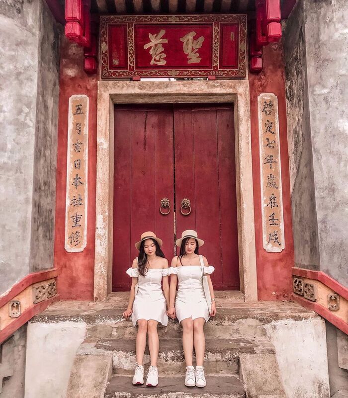 Check in tại cổng chùa Bà Mụ Hội An 