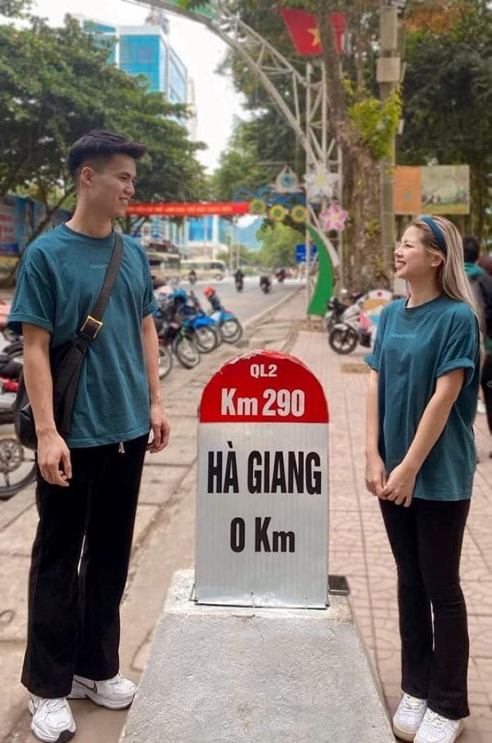 Check in cột mốc số 0 khởi đầu chuyến hành trình du lịch Hà Giang