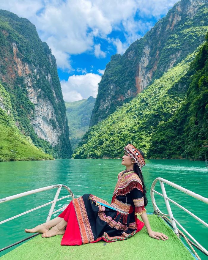 Ngồi thuyền vượt sông Nho Quế - chekin Hẻm Tu Sản du lịch hà giang