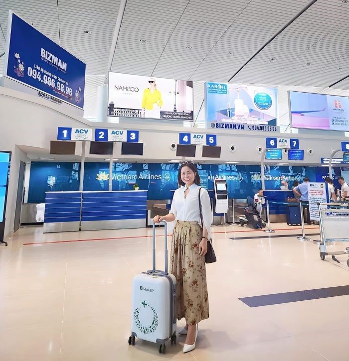 Kiểm tra đủ hành lý trước khi đợi người thân đón ở sân bay Cát Bi - Hải Phòng