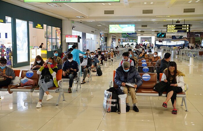 Hành khách mua vé máy bay đến Hải Phòng từ Đà Nẵng hạng phổ thông ngồi chờ lên máy bay