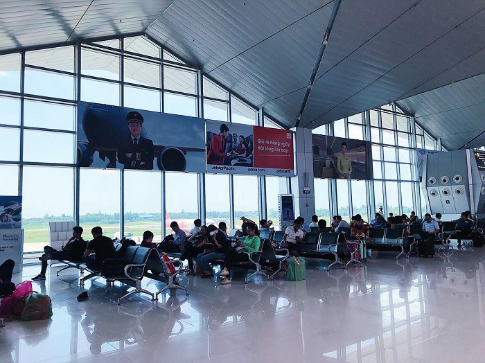 Nơi ngồi chờ của khách và những người đến đưa, đón người thân ở sân bay Vinh