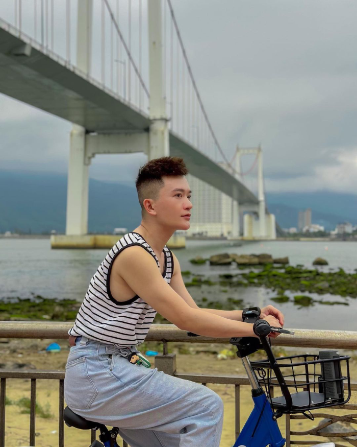 Du khách đạp xe bên bờ sông Hàn