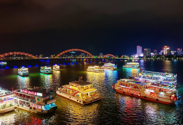 trên bến sông Hàn Đà Nẵng có khoảng hơn 15 tàu du lịch được phép hoạt động