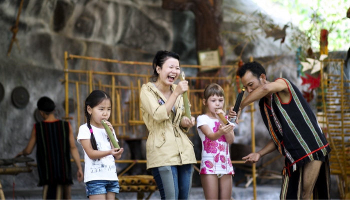 Trải nghiệm sử dụng nhạc cụ tại thác Yang Bay Nha Trang