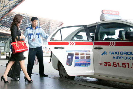 Nên di chuyển từ sân bay Nội Bài về Phố cổ Hà Nội bằng xe buýt, taxi hay xe máy?