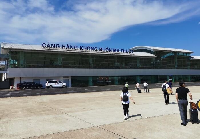 vé máy bay đến Buôn Mê Thuột từ Hà Nội hạng thương gia hạ cánh tại sân bay Buôn mMee Thuột