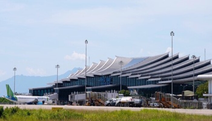 Tấm vé máy bay TPHCM đi Huế đưa bạn hạ cánh tại sân bay Phú Bài