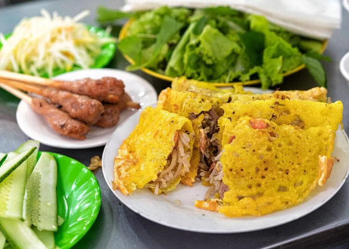 Quán ăn ngon gần sân bay Đà Nẵng - Bánh xèo là một món ăn vặt đậm chất ẩm thực miền Trung
