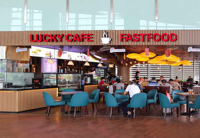 Lucky cafe & fast food nằm tại tầng 2 khu quốc nội là quán cà phê gần sân bay Vân Đồn