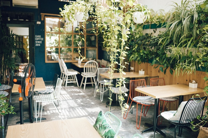 Không gian quán cà phê gần sân bay Cát Bi Caro Coffee được thiết kế với tone màu đen và trắng