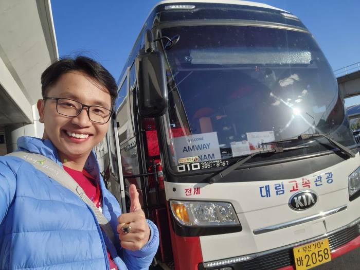 Xe buýt Limousine rất phổ biến khi di chuyển từ sân bay Gimhae về trung tâm thành phố Busan