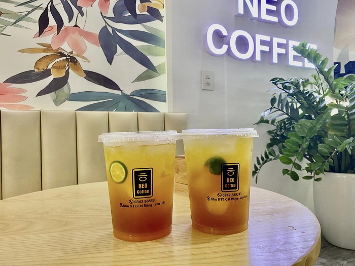 Sau khi đáp xuống sân bay, nghỉ ngơi tại quán cà phê gần sân bay Vân Đồn Neo Coffee