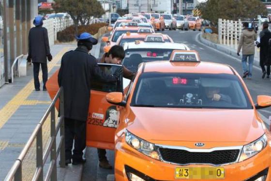 Di chuyển từ sân bay Jeju Hàn Quốc về trung tâm bằng phương tiện nào hợp lý?