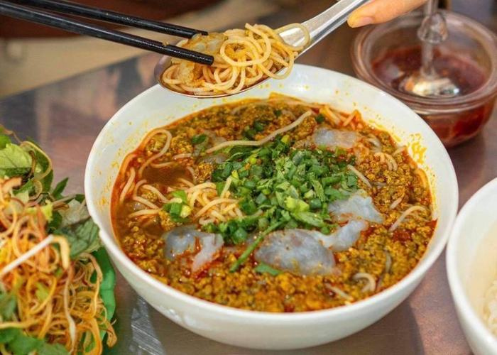 Quán Mỹ Hạnh từ lâu đã trở thành điểm đến quen thuộc của người dân địa phương với món bún rạm