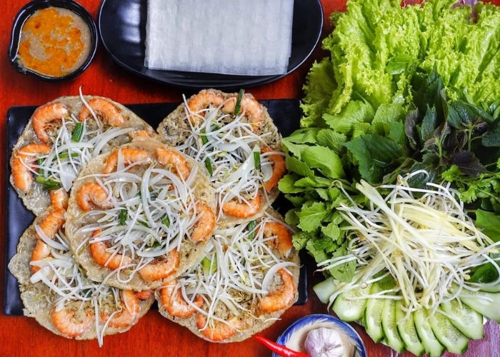 Bánh xèo tôm nhảy cũng là một món ăn nổi tiếng tại Bình Định