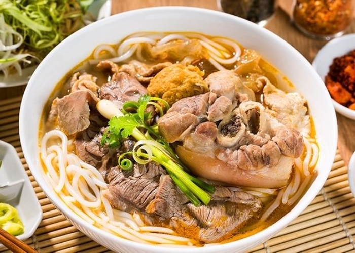 Bún bò giò Vân Hường là một trong những quán ăn nổi tiếng tại Quy Nhơn