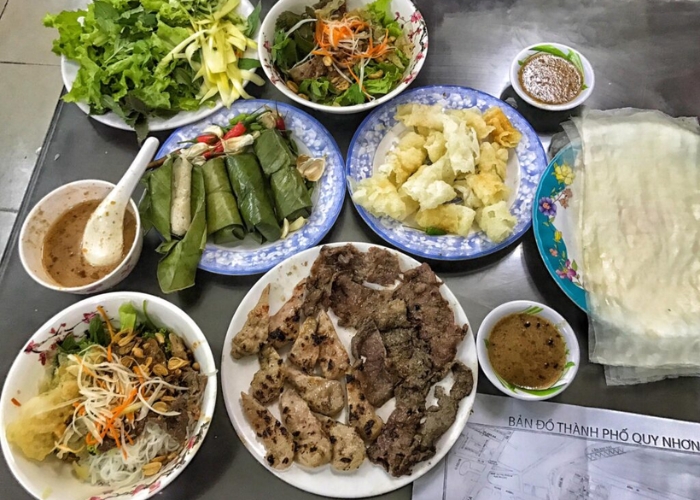 Bún khô và nem chả Cô Mười là một địa chỉ quen thuộc đối với những tín đồ yêu thích ẩm thực Quy Nhơn