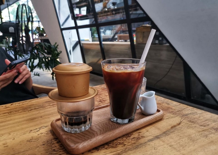 DakLak Coffee House mang đến cảm giác thư giãn tuyệt đối nhờ không gian thoải mái, rộng rãi