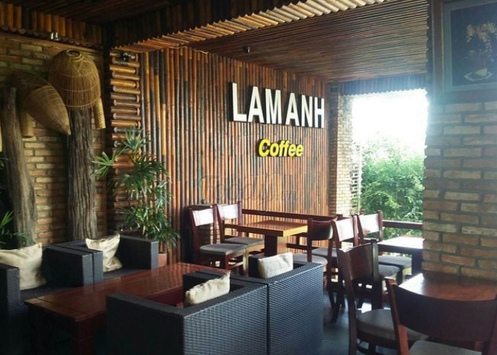 Cà phê Lam Anh được mô phỏng theo nhà sàn của Tây Nguyên trông khá độc đáo