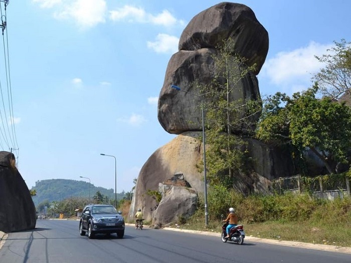 Đá Ba Chồng mang tới cảm giác sợ hãi, tưởng hòn đá đổ sập bất cứ lúc nào - Ảnh: MIA.vn