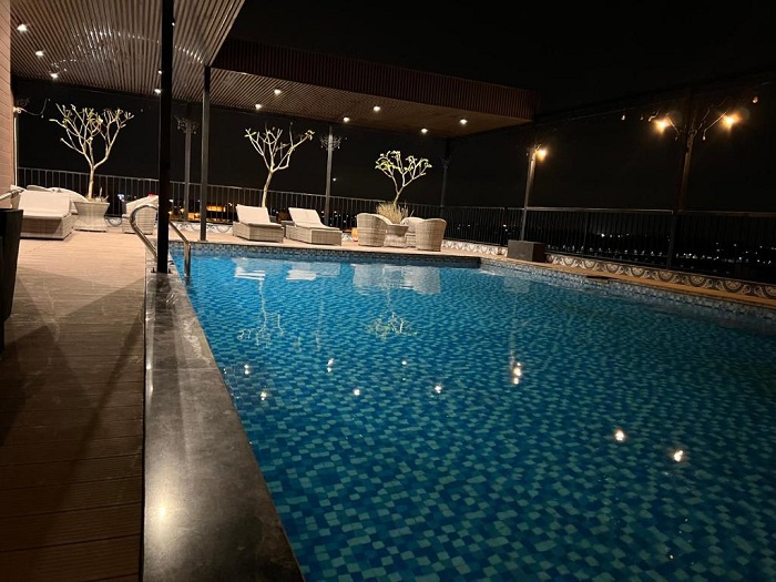 Paragon Nội Bài Hotel & Pool có hồ bơi ngoài trời là điểm nhấn tạo nên dấu ấn của khách sạn gần sân bay Nội Bài - Ảnh: Internet 