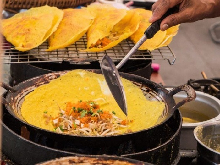 Điểm đặc biệt làm nên thương hiệu bánh xèo Mười Xiềm là tất cả các khâu làm bánh đều thực hiện bằng thủ công - Ảnh: agrismart