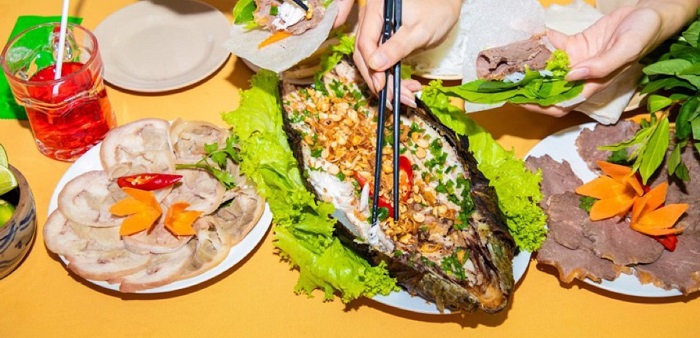 Đồng Xanh 2 là quán ăn ngon gần sân bay Cần Thơ hấp dẫn du khách với món cá lóc nướng trui - Ảnh: shopeefood