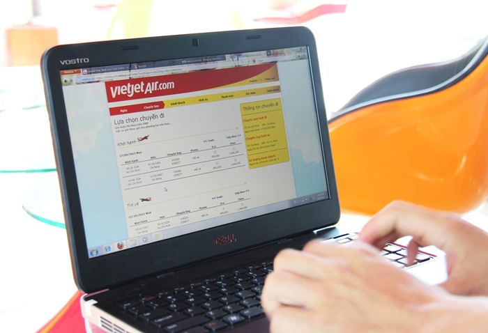 Nên sử dụng máy tính để săn vé máy bay giá rẻ Vietjet Air để dễ dàng sở hữu tấm vé - Ảnh: Internet