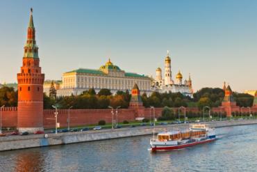 Điểm Đến Trong Tour Du Lịch Đường Bay Nước Nga: Vẻ Đẹp Cổ Kính Của Matxcơva Và St. Petersburg