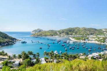 Ghé thăm vịnh Vĩnh Hy đẹp mơ màng trong tour đường bay Ninh Thuận