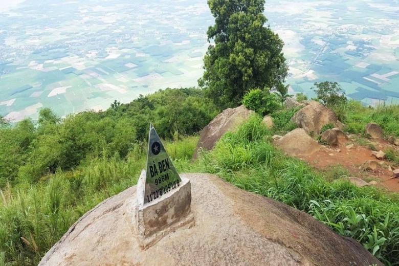 dỉnh núi bà đen