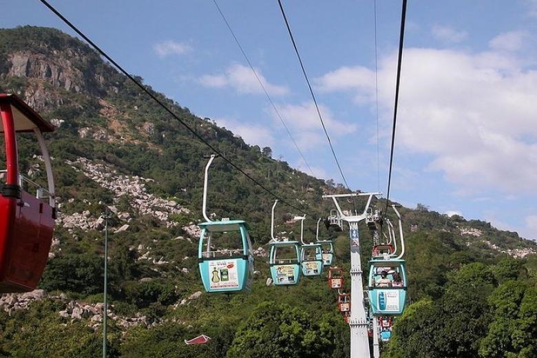 cáp treo lên núi bà đen