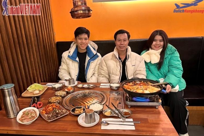 Khách trải nghiệm nhà hàng