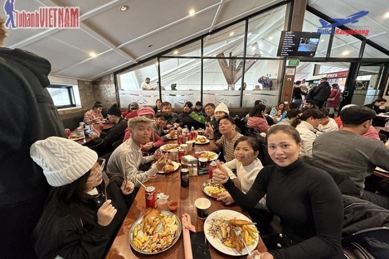 Khách trải nghiệm nhà hàng