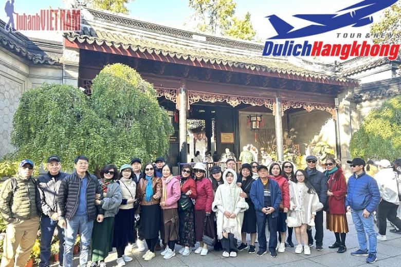 Khách chụp ảnh lưu niệm