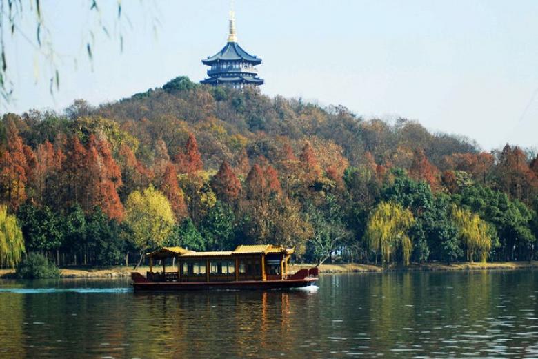 Ngồi Thuyền thưởng ngoạn Tây Hồ