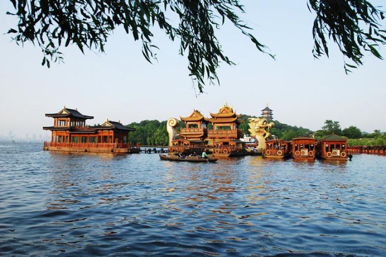 Ngồi Thuyền thưởng ngoạn Tây Hồ