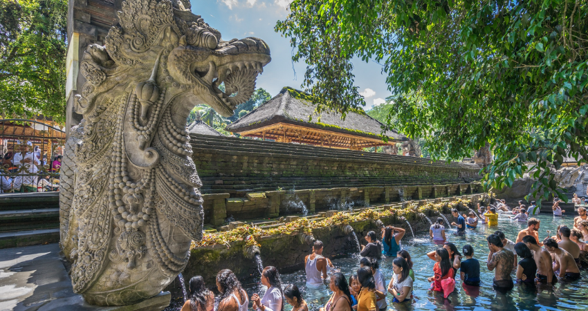 Đền Tirta Empul, hay còn gọi là đền Suối Thiêng, là điểm đến văn hóa tâm linh đặc sắc tại Bali.