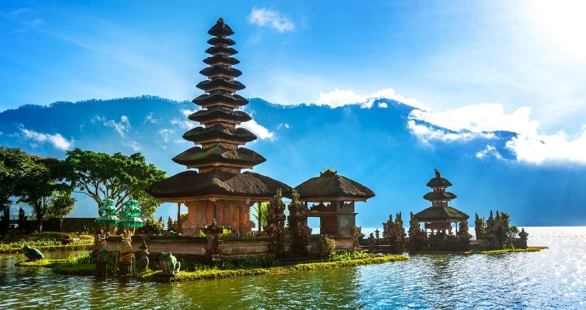 Đền Ulun Danu là ngôi đền nước nổi tiếng tọa lạc bên bờ hồ Bratan