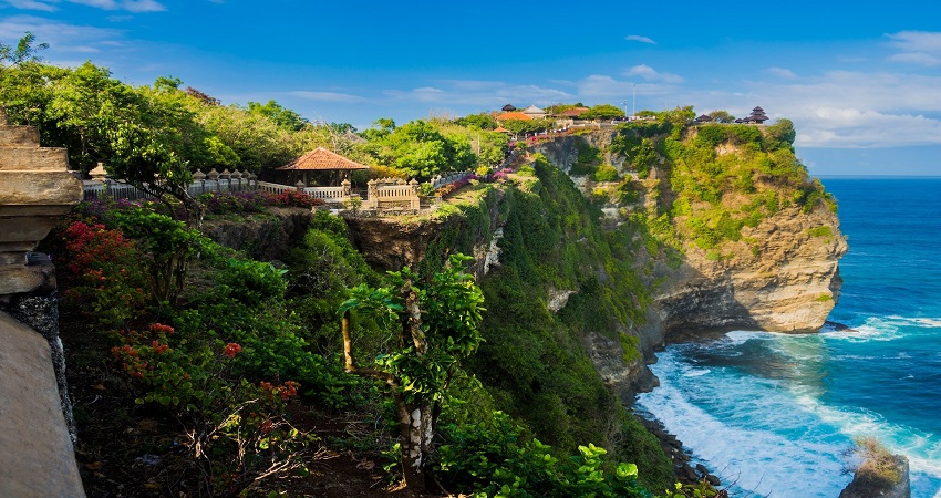 Đền Uluwatu là một trong những ngôi đền cổ kính và linh thiêng nhất tại Bali