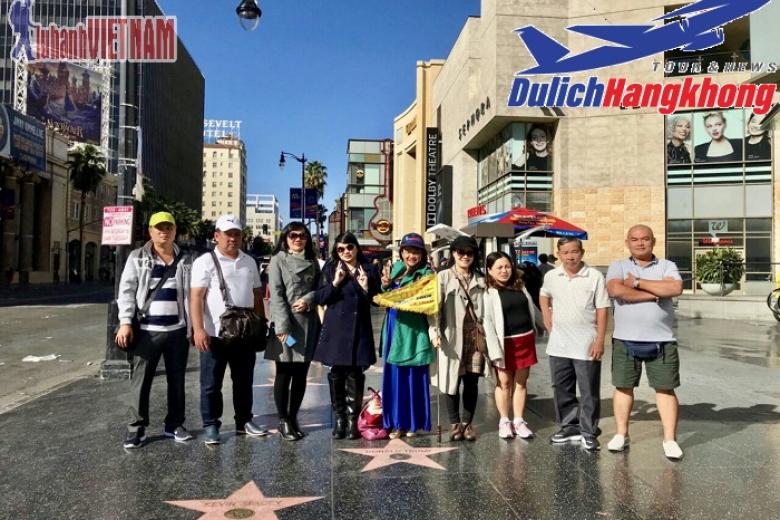 Khách chụp ảnh lưu niệm