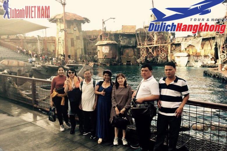 Khách chụp ảnh lưu niệm