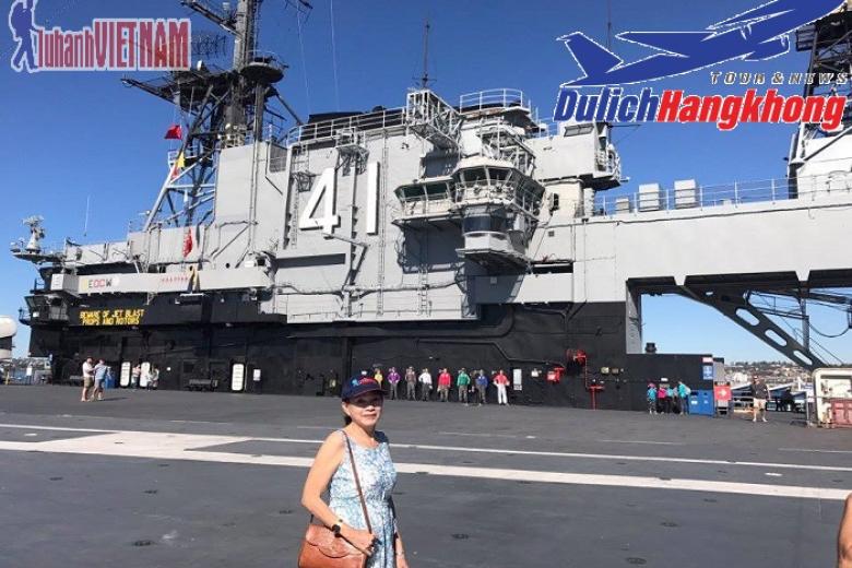 Khách chụp ảnh lưu niệm