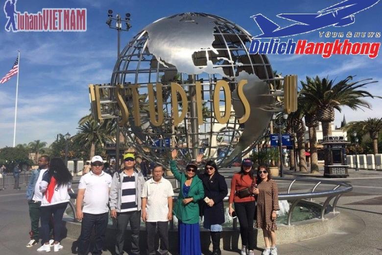 Khách chụp ảnh lưu niệm