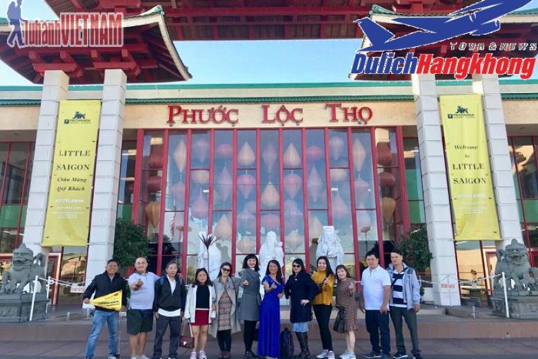 Khách chụp ảnh lưu niệm